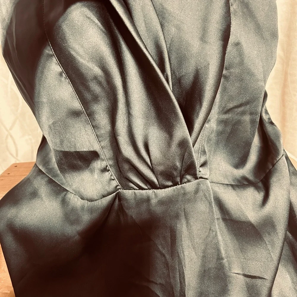 Violet + Claire Brand Satin Effect Cross Over Vneck Peplum Sleeveless Ladies Top - Picture 5 of 6